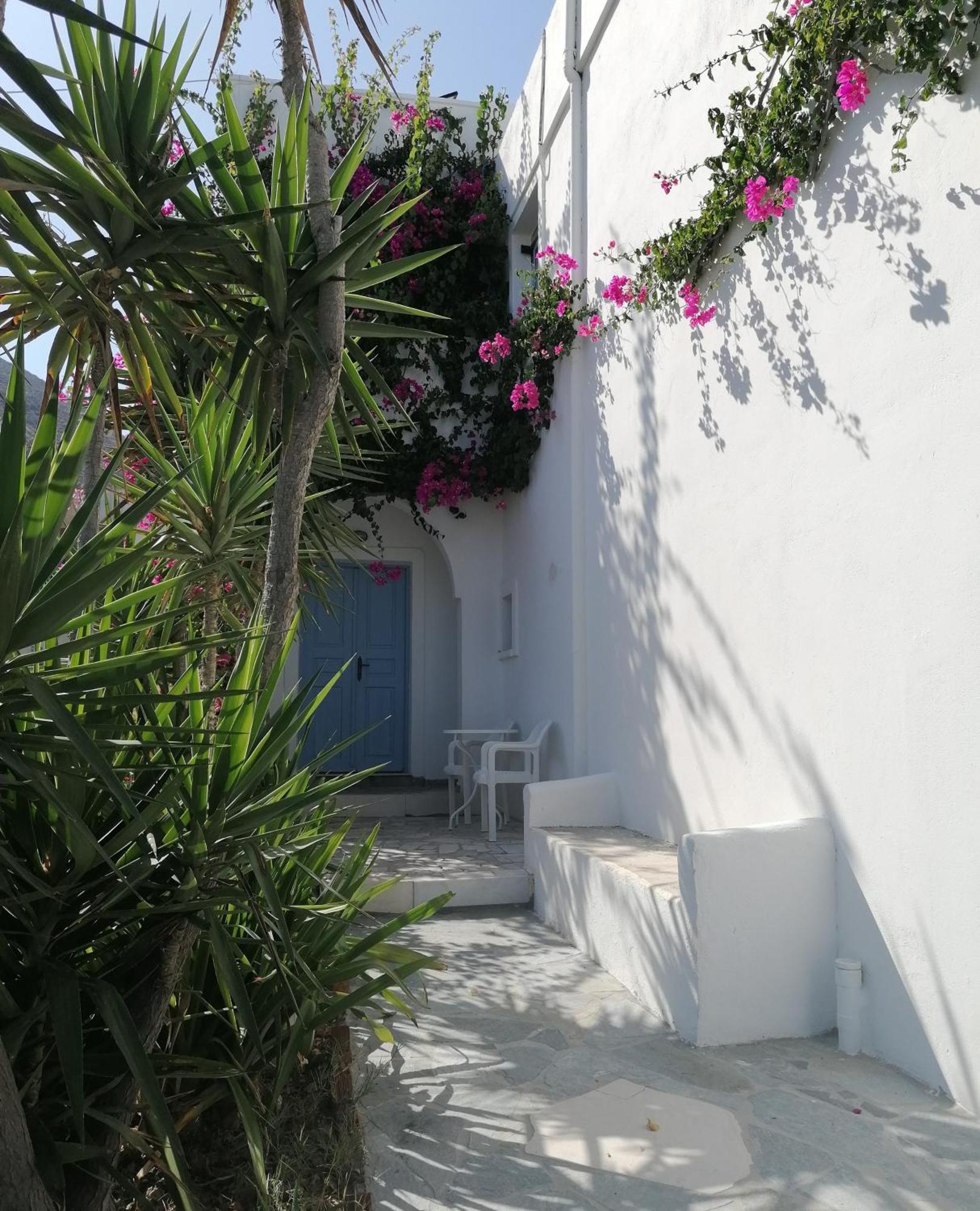 Vocamvilia Apartments Kamari  Exterior photo